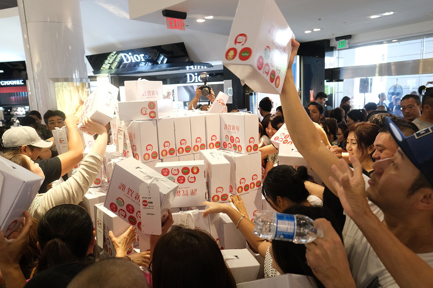 Hundreds scramble to buy mystery merchandise